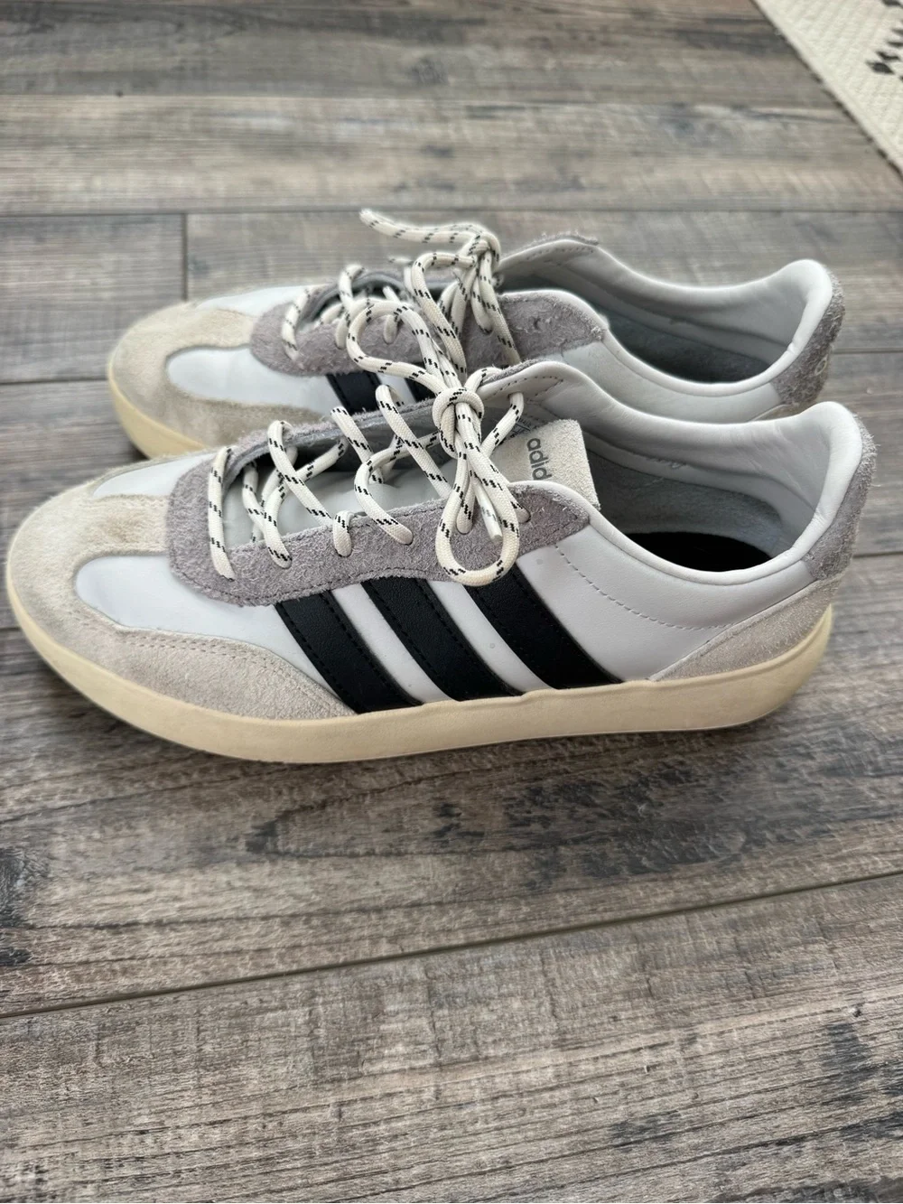 Adidas Boys Men’s Size 7 Gray/White Sneakers